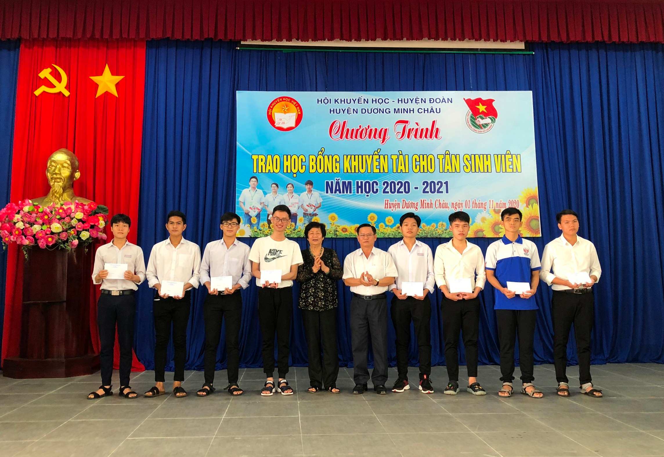 Dương Minh Châu trao học bổng khuyến tài cho tân sinh viên